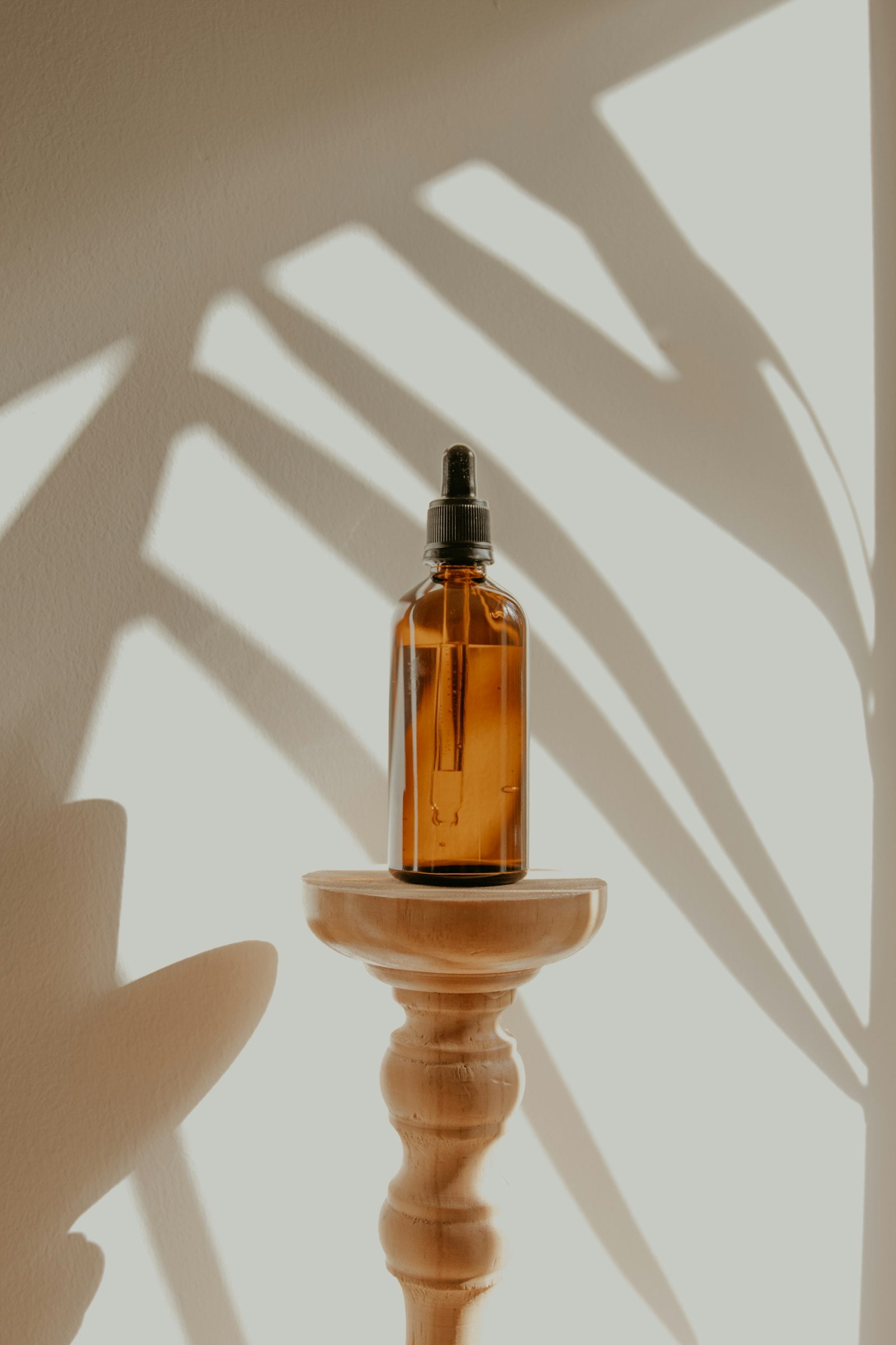 保濕化妝水玻璃瓶，置於淺色木質檯面